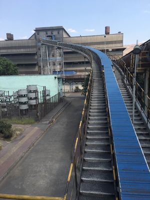 Sistemas de transportadores de correias de tubos fechados para o transporte de material a granel livre de poeira curvado