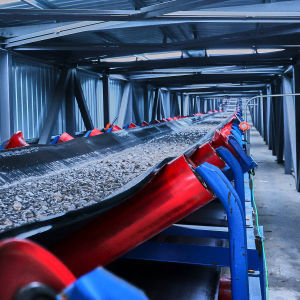 Cinturão transportador industrial fixo para a movimentação de materiais a granel